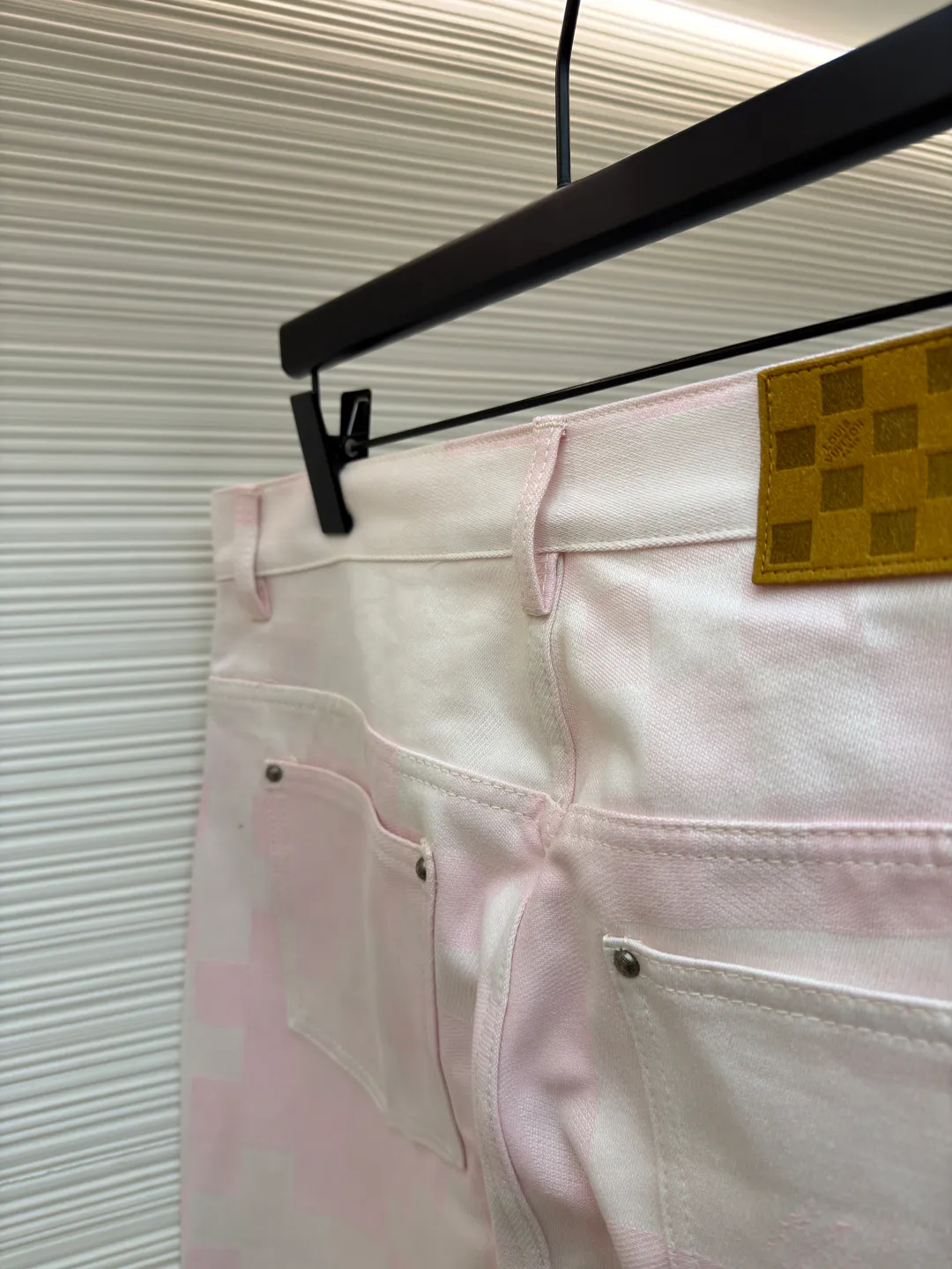 LOUIS VUITTON checkerboard straight jeans ●Original version: purchased and developed at 15150 ●Item number: 1681545-B45 ●Fabric: denim fabric ●Technology: washed production ●Color: pink ●Version: fitted version ●Weight: about 815 grams ●Size: 28-30-32-34-36 ●Description: These jeans are made of high-quality denim fabrics. They use multi-color splicing and jacquard technology to present a unique plaid texture. The pink color tone shows fashionable personality. Classic denim fit, metal buttons and zippers at the waist, opening and closing smoothly and fitting the body shape. The leather tag logo on the back waist adopts genuine leather embossing technology, with clear brand information and high-quality texture. The sewing adopts professional denim sewing technology, the stitch length is fine and firm, and the texture transition of the trousers body joints is natural. From the jacquard weaving of denim fabrics to the control of craftsmanship details, every process reflects Louis Vuitton's pursuit of craftsmanship precision and trendy style. It not only retains the casual wearability of jeans, but also shows the brand's light luxury recognition through jacquard splicing. It is a fusion of denim classics and innovative craftsmanship. The overall wiring is straight and delicate, the fabric is comfortable and soft, and the color is consistent without color difference. It can be matched with the same style to create a fashionable look and control various occasions. Customized accessories, complete with three standards, same style for men and women!